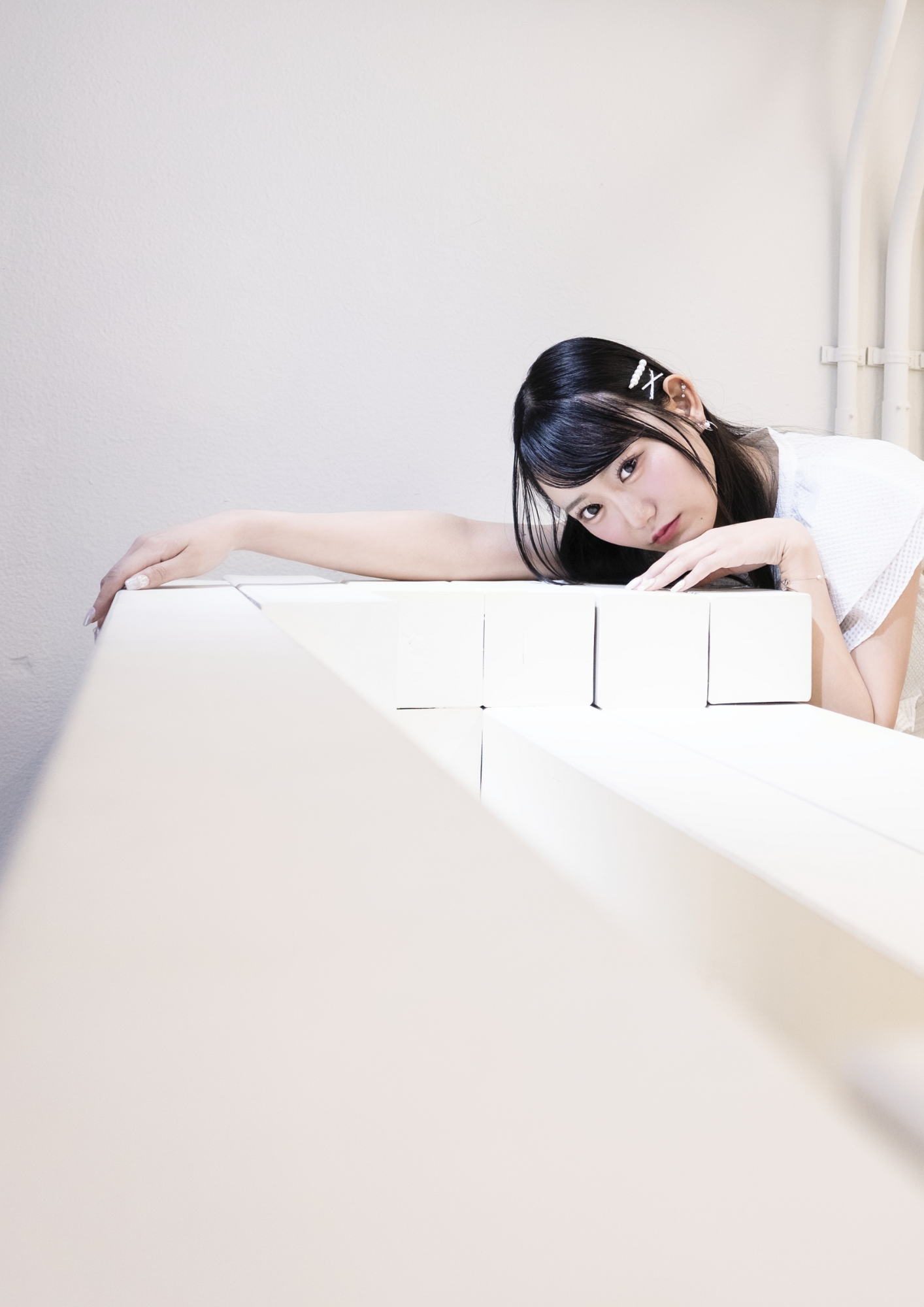 Regarder avec méfiance